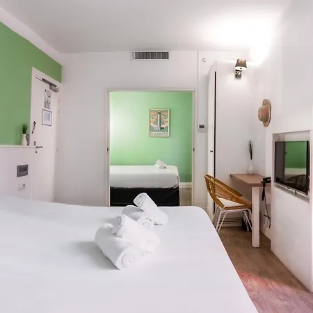 Hotel Restaurant De L'océan - Coeur De Ville, Proche Grande Et Port Vieux 3*