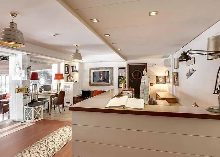 Hotel Hotel Restaurant De L'Ocean - Coeur De Ville, Proche Grande Plage Et Port Vieux 3*