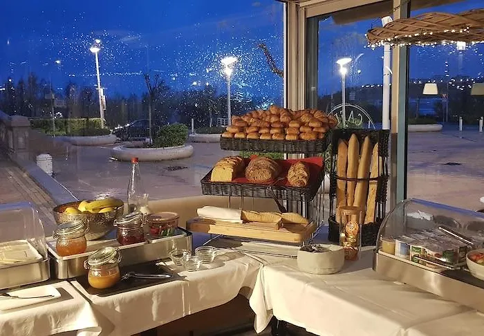 Hotel Restaurant De L'Ocean - Coeur De Ville, Proche Grande Plage Et Port Vieux 3*