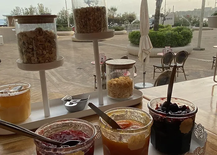 Hotel Hotel Restaurant De L'Ocean - Coeur De Ville, Proche Grande Plage Et Port Vieux 3*