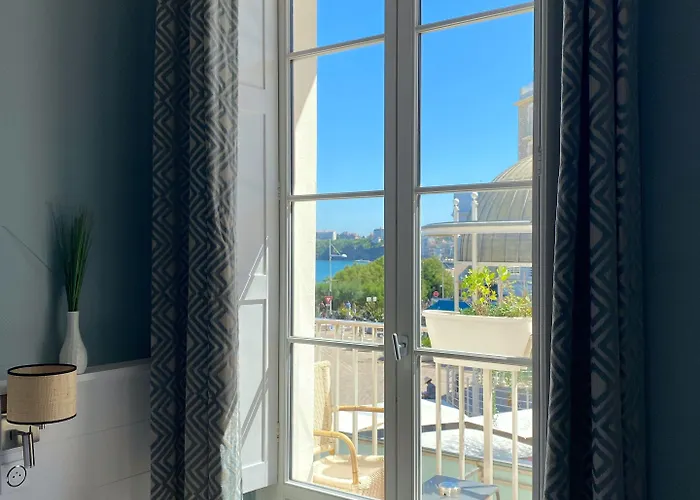 Hotel Restaurant De L'Ocean - Coeur De Ville, Proche Grande Plage Et Port Vieux Hotel 3*