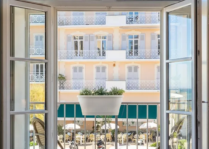 Hotel Restaurant De L'Ocean - Coeur De Ville, Proche Grande Plage Et Port Vieux