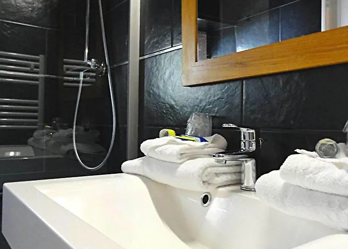 Hotel Restaurant De L'Ocean - Coeur De Ville, Proche Grande Plage Et Port Vieux Hotel